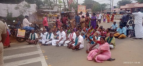போராட்டத்தில் ஈடுபட்ட விவசாயிகள்