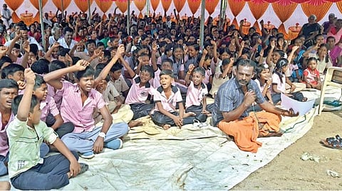 கோவில்பட்டி | ஆசிரியர் இடமாற்றத்தை கண்டித்து சிதம்பரம்பட்டியில் மாணவர்கள் போராட்டம்