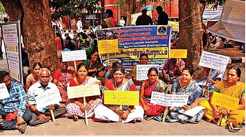 பணிநிரந்தரம் உள்ளிட்ட கோரிக்கைகளை வலியுறுத்தி மாற்றுத் திறனாளிகளுக்கான சிறப்பு ஆசிரியர்கள் சென்னை டிபிஐ வளாகத்தில் தொடர் உண்ணாவிரதப் போராட்டத்தில் நேற்று ஈடுபட்டனர். படம்: ம.பிரபு