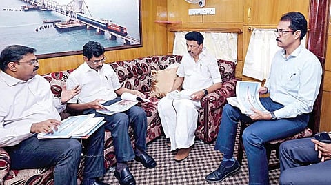 ‘கள ஆய்வில் முதலமைச்சர்’ திட்டம் தொடக்க விழாவில் பங்கேற்பதற்காக, வேலூர் மாவட்டத்துக்கு சென்னை சென்ட்ரலில் இருந்து ரயிலில் முதல்வர் மு.க.ஸ்டாலின் பயணம் மேற்கொண்டார். அப்போது தலைமைச் செயலாளர் இறையன்பு, முதல்வரின் முதன்மைச் செயலாளர் உதயச்சந்திரன் உள்ளிட்டோருடன் ஆலோசனை செய்தார்.
