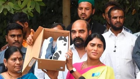 தெலங்கானா முதல்வருக்கு நூதன சவால் விடுத்த ஜெகன் மோகனின் சகோதரி ஒய்எஸ்ஆர் ஷர்மிளா