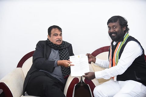 மத்திய அமைச்சர் நிதின் கட்கரியை சந்தித்து விஜய் வசந்த் எம்.பி. கடிதம் அளித்தார்.