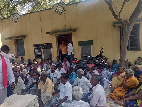 ராஜபாளையம் | கூலி உயர்வு கோரி விசைத்தறி தொழிலாளர்கள் தொடர் வேலைநிறுத்தம்: அமைதிப்பேச்சு ரத்தால் அதிருப்தி