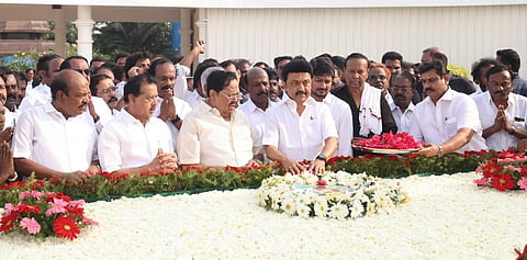 அண்ணா நினைவிடத்தில் முதல்வர் மரியாதை