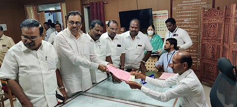 வேட்புமனு தாக்கல் செய்த ஈவிகேஎஸ்.இளங்கோவன்
