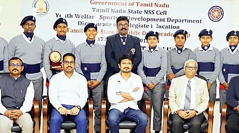 டெல்லியில் குடியரசு தின விழா அணிவகுப்பில் பங்கேற்ற தமிழ்நாட்டைச் சேர்ந்த நாட்டு நலப்பணித் திட்ட மாணவர்கள், இளைஞர் நலன் மற்றும் விளையாட்டு மேம்பாட்டுத் துறை அமைச்சர் உதயநிதி ஸ்டாலினை சென்னை சேத்துப்பட்டில் உள்ள உலகப் பல்கலைக் கழக சேவை மையத்தில் நேற்று சந்தித்து வாழ்த்து பெற்றனர். தமிழ்நாடு விளையாட்டு மேம்பாட்டு ஆணைய உறுப்பினர் செயலர் ஜெ.மேகநாத ரெட்டி, மாநில நாட்டு நலப்பணித் திட்ட அலுவலர் ம.செந்தில்குமார், மாநில திட்ட ஒருங்கிணைப்பாளர் ஈஸ்வரமூர்த்தி, மண்டல இயக்குநர் சாமுவேல் செல்லையா ஆகியோர் உடனிருந்தனர்.