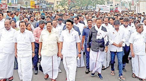 முன்னாள் முதல்வர் அண்ணாவின் 54-வது நினைவு தினத்தை யொட்டி, திமுக சார்பில் சென்னை வாலாஜா சாலையில் இருந்து மெரினா நினைவிடம் வரை அமைதிப் பேரணி நடை பெற்றது. இதில் திமுக தலைவரும் முதல்வருமான மு.க.ஸ்டாலின், திமுக பொதுச்செயலாளர் துரைமுருகன், பொருளாளர் டி.ஆர்.பாலு, அமைச்சர்கள் பொன்முடி, உதயநிதி, மா.சுப்பிரமணியன், ஜெகத்ரட்சகன் எம்பி உள்ளிட்ட ஏராளமானோர் பங்கேற்றனர். | படம்: ம.பிரபு |