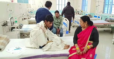 500 மாணவிகளுக்கு நடுவில் தனி ஆளாக தேர்வு எழுத சென்ற மாணவர் மயக்கம்