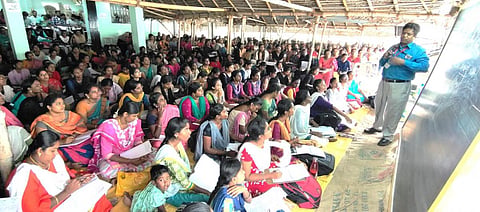 விருதுநகர் | தனி ஒருவராக போட்டித் தேர்வுக்கு இலவச வகுப்பு எடுக்கும் வட்டாட்சியர் - மதிய உணவு திட்டத்தையும் தொடங்கினார்