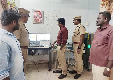 மதுரை மத்திய சிறைச்சாலையில் தடை செய்யப்பட்ட பொருட்களை கொண்டு செல்வதை தடுக்கும் வகையில் நிறுவப்பட்டுள்ள ‘எக்ஸ்ரே பேக்கேஜ்’ இயந்திரத்தை, சிறைத்துறை துணைத்தலைவர் பழனி ஆய்வு செய்தார்.