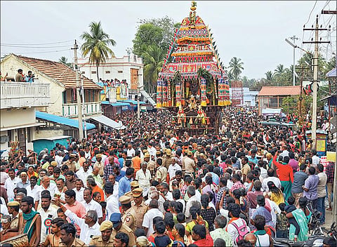 பழநி தைப்பூசத் திருவிழாவை முன்னிட்டு பெரியநாயகி அம்மன் கோயில் அருகே ரத வீதியில் பக்தர்கள் வெள்ளத்தில் மிதந்து வந்த தேர். (உள்படம்) தேரில் எழுந்தருளிய வள்ளி, தெய்வானை சமேத முத்துக்குமார சுவாமி. படங்கள்: நா. தங்கரத்தினம்.