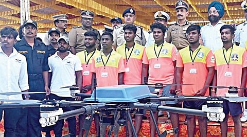 சென்னை மெரினா கடற்கரையில் குளிக்கும்போது கடலில் சிக்கி தவிப்போரைக் கண்டறியப் பயன்படுத்தப்படும் ட்ரோன்.