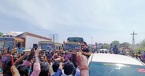 கிருஷ்ணகிரி அருகே ராணுவ தளவாடங்கள் ஏற்றிச் சென்ற மத்திய தொழிற்சாலை பாதுகாப்பு படை துணை ராணுவ வீரர்கள், அரசு பேருந்து ஓட்டுநரை தாக்கியதால், அவர்களை பயணிகள், பொதுமக்கள் முற்றுகையிட்டு போராட்டத்தில் ஈடுபட்டனர்.