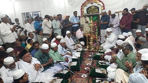 தக்கலை செய்கு பீர் முகமது சாகிபு ஒலியுல்லா ஆண்டு பெருவிழாவில் ஞானப்புகழ்ச்சி பாடும் நிகழ்ச்சி விடிய விடிய நடைபெற்றது.