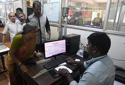 மின் இணைப்பு எண்ணுடன் ஆதார் இணைப்பதில் குளறுபடி - கண்காணிப்பு பொறியாளர்களுக்கு அறிவுறுத்தல்