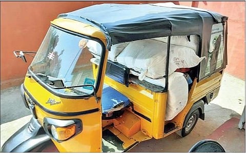 தி.மலை கிழக்கு காவல் நிலையத்தில் பறிமுதல் செய்து வைக்கப்பட்டுள்ள இலவச வேட்டி, சேலை மற்றும் ஆட்டோ.படம்: இரா.தினேஷ்குமார்.