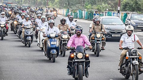ஹெல்மேட் அணிந்து வாகனத்தை ஓட்டிய தஞ்சாவூர் மாவட்ட ஆட்சியர் தினேஷ் பொன்ராஜ் ஆலிவர்