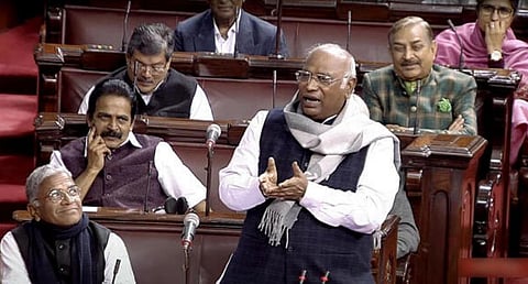“வேலையின்மை அதிகரிக்கும் வேளையில் அதானி போன்ற நிறுவனங்களில் அரசு முதலீடு” - கார்கே காட்டம்
