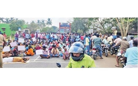 வண்ணான்குடிகாடு ஊராட்சி ஒன்றிய தொடக்கப் பள்ளிக்கு புதிய கட்டிடம் கட்டக்கோரி சாலை மறியல் போராட்டம் நடைபெற்றது.