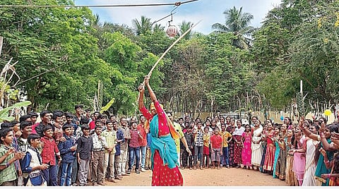 ஆனைமலை அருகே பெத்தநாயக்கனூர் அரசு உயர்நிலைப் பள்ளியில் நடைபெற்ற மரபு விளையாட்டான உறி அடித்தல் போட்டியில் உற்சாகத்தோடு பங்கேற்ற மாணவி. படம்: எஸ்.கோபு