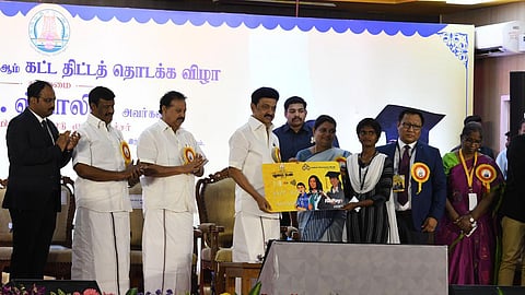 தமிழக சமூகநலத் துறை சார்பில் மூவலூர் ராமாமிர்தம் அம்மையார் உயர்கல்வி உறுதி திட்டத்தின் கீழ், மாணவிகளுக்கு மாதம் ரூ.1,000 உதவித் தொகை வழங்கும் புதுமைப் பெண் 2-ம் கட்ட திட்டத்தை முதல்வர் ஸ்டாலின் நேற்று தொடங்கிவைத்து, 10 மாணவிகளுக்கு வங்கி டெபிட்கார்டுகளை வழங்கினார். அமைச்சர்கள் பொன்முடி, கீதா ஜீவன், சா.மு.நாசர், சமூகநலத் துறை செயலர் சுன்சோங்கம் ஜடக் சிரு, துறை இயக்குநர் ரத்னா, திருவள்ளூர் மாவட்ட ஆட்சியர் ஆல்பி ஜான் வர்கீஸ் உள்ளிட்டோர் கலந்து கொண்டனர்.