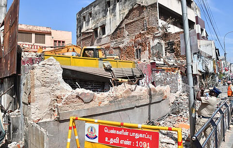 சென்னை அண்ணா சாலையில் கட்டிட விபத்து ஏற்பட்ட பகுதி.