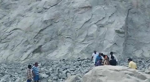 ராஜபாளையம் | குவாரியில் கற்கள் சரிந்து 50 அடி பள்ளத்தில் விழுந்த கூலித் தொழிலாளி உயிரிழப்பு