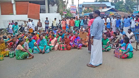 தஞ்சாவூர் மாவட்டம் அதிராம்பட்டினத்தில் சாலை மறியலில் ஈடுபட்ட கட்டுமானத் தொழிலாளர்கள்