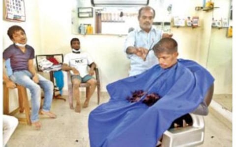 வேலூர் பெரிய அல்லாபுரம் பகுதியில் மாற்றுத் திறனாளி மாணவர்கள், சிறப்பு தேவைகள் கொண்ட குழந்தைகளுக்கு இலவசமாக முடி திருத்தம் செய்யும் ராஜா.படம்: வி.எம்.மணிநாதன்.