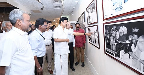 புகைப்பட கண்காட்சியை பார்வையிட்ட முதல்வர் மு.க.ஸ்டாலின்