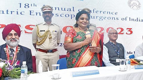 ஜிப்மரில் நடந்த தேசிய குழந்தை நல மருத்துவ அறுவை சிகிச்சை நிபுணர்களின் மாநாட்டில் பேசிய ஆளுநர் தமிழிசை. உடன் ஜிப்மர் இயக்குநர் ராகேஷ் அகர்வால். படம்: எம்.சாம்ராஜ்