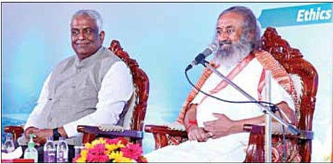 வருமானவரித் துறை அலுவலகம் சார்பில், மனித மூலதன மேம்பாட்டுத் திட்டத்தின் கீழ் ‘அரசு ஊழியர்களுக்கான நிர்வாகத்தில் நெறிமுறைகள் மற்றும் மதிப்புகள்’ என்ற தலைப்பில் சிறப்பு நிகழ்ச்சி சென்னையில் நடைபெற்றது. இதில், பங்கேற்ற வாழும் கலை அமைப்பின் நிறுவனர் ஸ்ரீஸ்ரீ ரவிசங்கர், தமிழ்நாடு மற்றும் புதுச்சேரி வருமானவரித் துறை முதன்மை தலைமை ஆணையர் ஆர்.ரவிச்சந்திரன்.