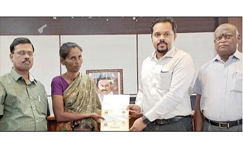 செங்கை சிறுவர் சீர்திருத்த பள்ளியில் உயிரிழந்த சிறுவனின் தாயாருக்கு முதல்வர் உத்தரவுப்படி ரூ.10 லட்சத்துக்கான காசோலை, வீடு ஒதுக்கீட்டு ஆணையை வழங்குகிறார் ஆட்சியர் ஆ.ர. ராகுல்நாத்.