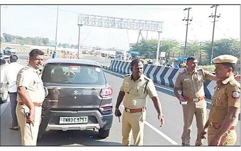 வாணியம்பாடி அருகே சுங்கச்சாவடியில் டிஎஸ்பி சுரேஷ்பாண்டியன் மேற்பார்வையில் காவல் துறையினர் வாகன சோதனை நடத்தினர்.