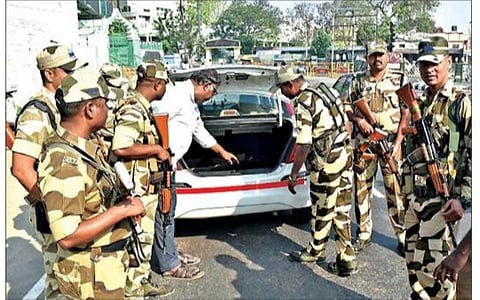 ஈரோடு கிழக்கு தொகுதிக்கு உட்பட்ட காளைமாடு சிலை அருகே, பறக்கும் படையினருடன் இணைந்து வாகனத் தணிக்கையில் ஈடுபட்ட துணை ராணுவப்படையினர்.