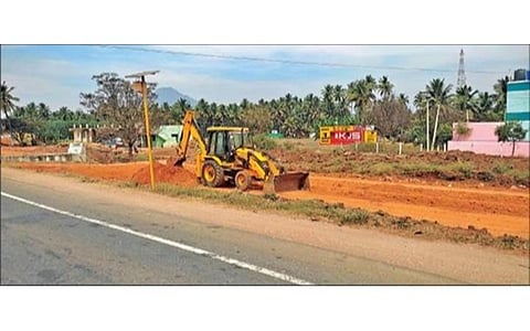 சேலம்-உளுந்தூர்பேட்டை தேசிய நெடுஞ்சாலையில், இரு வழிச்சாலையாக உள்ள புறவழிச்சாலைகளை நான்கு வழிச்சாலைகளாக மாற்றும் பணி தொடங்கப்பட்டுள்ளது. அதில், வாழப்பாடி புறவழிச்சாலையில் விரிவாக்கப் பணி நடைபெற்று வருகிறது. படம்:எஸ்.குரு பிரசாத்