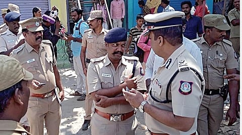 திருவண்ணாமலையில் கொள்ளையடிக்கப்பட்ட ஏடிஎம் மையத்தில் நேற்று ஆய்வு மேற்கொண்டு, காவல் துறை அதிகாரிகளுடன் ஆலோசனை மேற்கொண்ட வடக்கு மண்டல ஐஜி கண்ணன்.