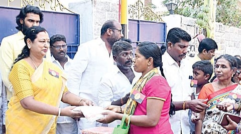 தேமுதிக கொடி நாளை முன்னிட்டு சென்னையில் பொதுமக்களுக்கு சேலை வழங்கிய கட்சியின் பொருளாளர் பிரேமலதா விஜயகாந்த்.