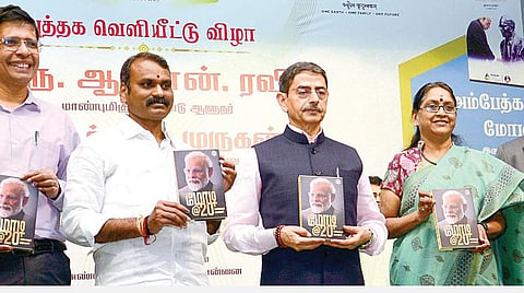 சென்னை அண்ணா பல்கலை.யில் நேற்று நடைபெற்ற விழாவில், பிரதமர் நரேந்திர மோடியைப் பற்றிய நூல்களின் தமிழ்ப் பதிப்பு புத்தகங்களை வெளியிட்டார் ஆளுநர் ஆர்.என்.ரவி. உடன், மத்திய இணை அமைச்சர் எல்.முருகன் உள்ளிட்டோர் படம்: பு.க.பிரவீன்