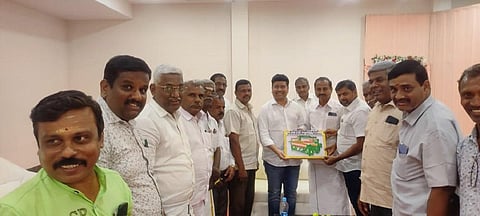 ஈரோட்டில் தனியார் திருமண மண்டபத்தில் முதல்வரின் மருமகன் சபரீசனுடன் விசைத்தறியாளர்கள் சந்திப்பு.