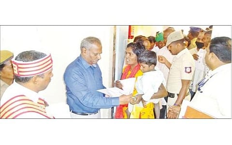 திருப்பத்தூர் மாவட்ட ஆட்சியர் அலுவலக கூட்டரங்கின் நுழைவு வாசலில் நின்று பொதுமக்களிடம் மனுக்களை பெற்ற ஆட்சியர் பாஸ்கர பாண்டியன். படம்: ந.சரவணன்.
