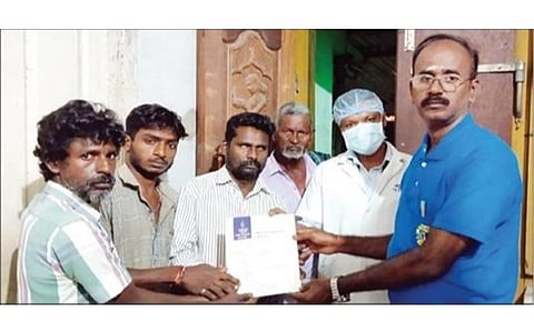 நாகை அருகே மேலக்குறிச்சியில் உயிரிழந்த தன் தாயாரின் கண்களை தானம் செய்த பார்வை மாற்றுத்திறனாளியான அசோக்குமாரிடம், கண் தானம் செய்ததற்காக மருத்துவமனை அளித்த சான்றிதழை நேற்று வழங்குகிறார் லயன்ஸ் கிளப் ஆப் நாகப்பட்டினம் போர்ட் டவுன் தலைவர் சண்முகம்.