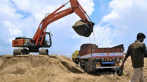 காஞ்சி, திருவள்ளூர் உள்பட 8 மாவட்டங்களில் மணல் குவாரிகளை இயக்க வேண்டும்: தென்னக லாரி உரிமையாளர் சங்கம் கோரிக்கை