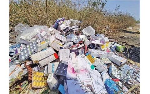 கோவை பேரூர் பெரிய குளக்கரையில் நேற்று கொட்டப்பட்டிருந்த மருந்து, மாத்திரை உள்ளிட்ட மருத்துவக் கழிவுகள்.