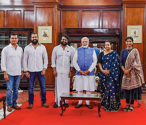 கர்நாடக மாநிலம் பெங்களூருக்கு நேற்று வருகை தந்த பிரதமர் நரேந்திர மோடியை, கன்னட நடிகர்கள் யஷ், ரிஷப் ஷெட்டி, ஷிரத்தா ஜெயின், தயாரிப்பாளர்கள் அஸ்வினி புனீத் ஆகியோர் சந்தித்துப் பேசினர். படம்: பிடிஐ
