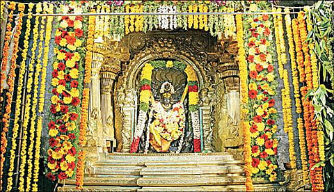 காளஹஸ்தி சிவன் கோயில் பிரம்மோற்சவத்தையொட்டி, குரு பகவான் சன்னதியில் வண்ண மலர்களால் சிறப்பு அலங்காரம் செய்யப்பட்டுள்ளது.