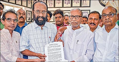 தஞ்சாவூர் முள்ளிவாய்க்கால் நினைவு முற்றத்தில் நேற்று நடைபெற்ற நிகழ்ச்சியில், விடுதலைப் புலிகள் இயக்கத்தின் தலைவர் பிரபாகரன் நலமுடன் உள்ளதாக கூறி, அதற்கான அறிக்கையை இலங்கை கவிஞர் காசி.ஆனந்தனிடம் உலகத் தமிழர் பேரமைப்பு தலைவர் பழ.நெடுமாறன் வழங்கினார்.படம்: ஆர்.வெங்கடேஷ்