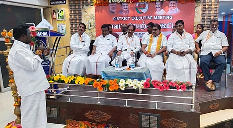 காரைக்காலில் நடைபெற்ற பாஜக செயற்குழு கூட்டத்தில் பங்கேற்ற கட்சியின் மாநிலத் தலைவர் வி.சாமிநாதன், புதுச்சேரி அமைச்சர்கள் உள்ளிட்டோர்