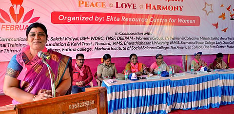மதுரை காந்தி நினைவு அருங்காட்சியகத்தில் இன்று நடந்த பெண்கள் மற்றும் பெண் குழந்தைகள் மீதான வன்முறைக்கு எதிரான நூறு கோடி மக்களின் எழுச்சி பிரச்சார கருத்தரங்கில் மாவட்ட சட்டப்பணிகள் ஆணைக்குழு செயலாளர் வி.தீபா பேசினார். படம்: நா.தங்கரத்தினம்