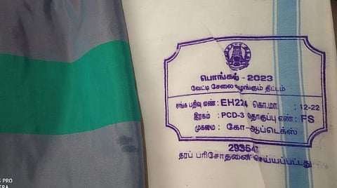 சேலத்தில் ரேஷன் கடைகளில் வழங்கப்பட்டு வரும் பொங்கல் பண்டிகைக்கான இலவச வேட்டி-சேலைகள் படம்: வி.சீனிவாசன்.